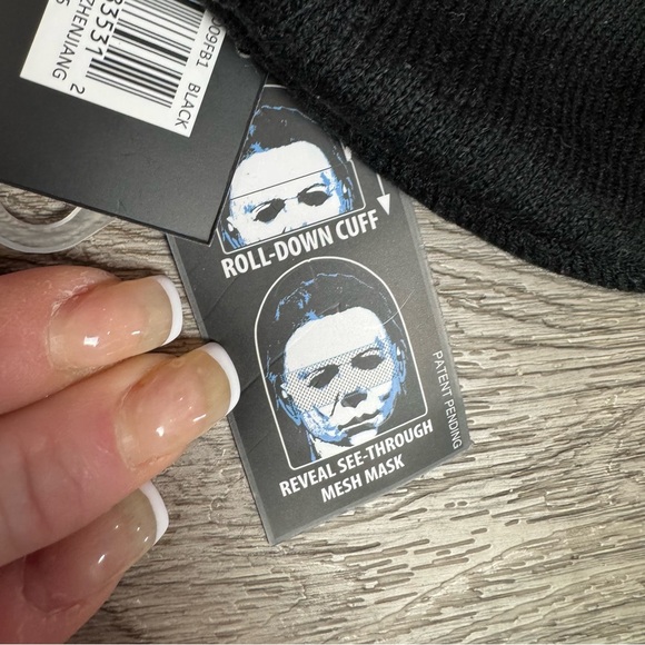 Halloween Roll-Down Beanie Teveal Mask NWT Universal Horror Michael Myers - Picture 5 of 6